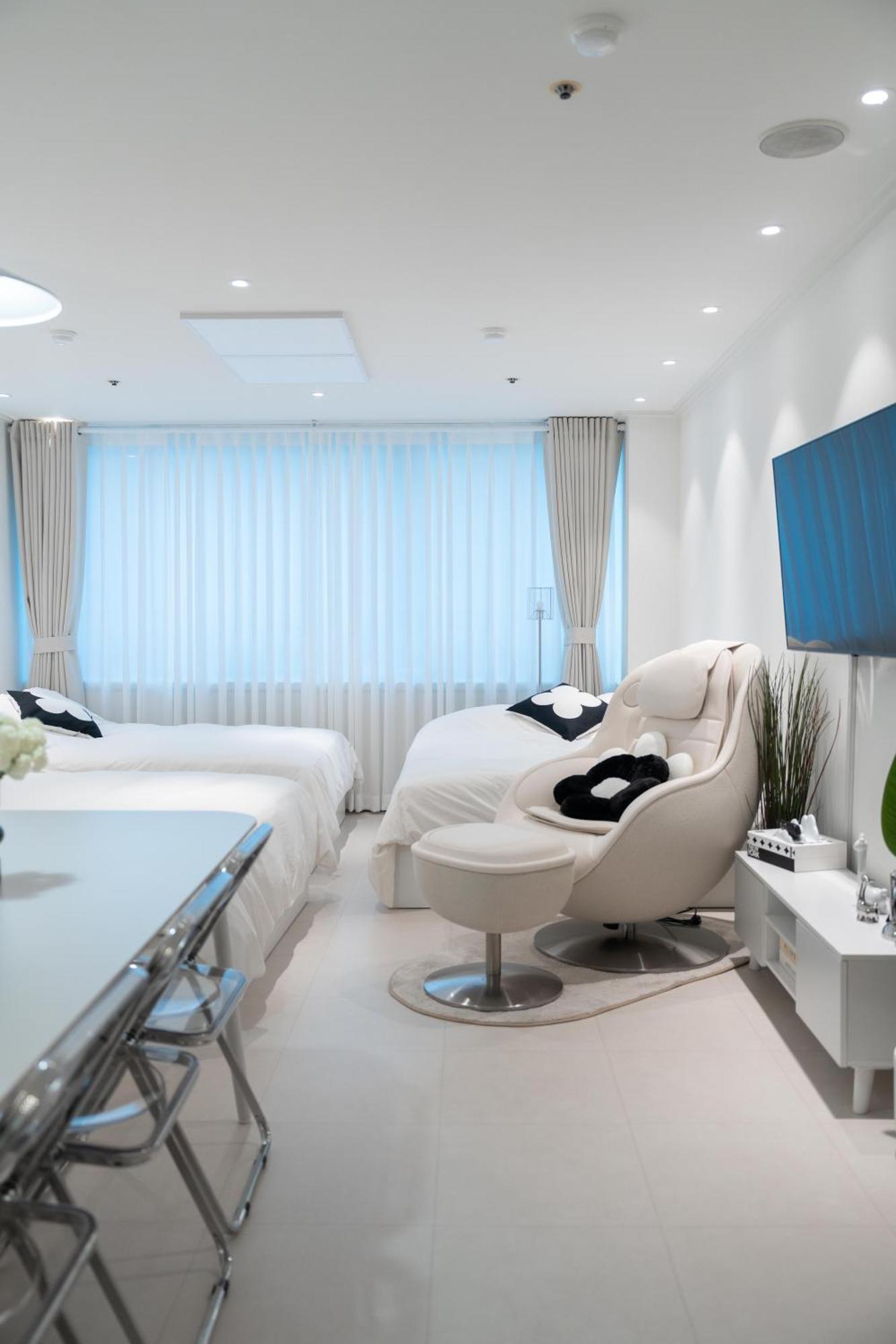อพาร์ทเม้น New Hongdae Stn 30sec #massage Chair #netflix #purifier V โซล